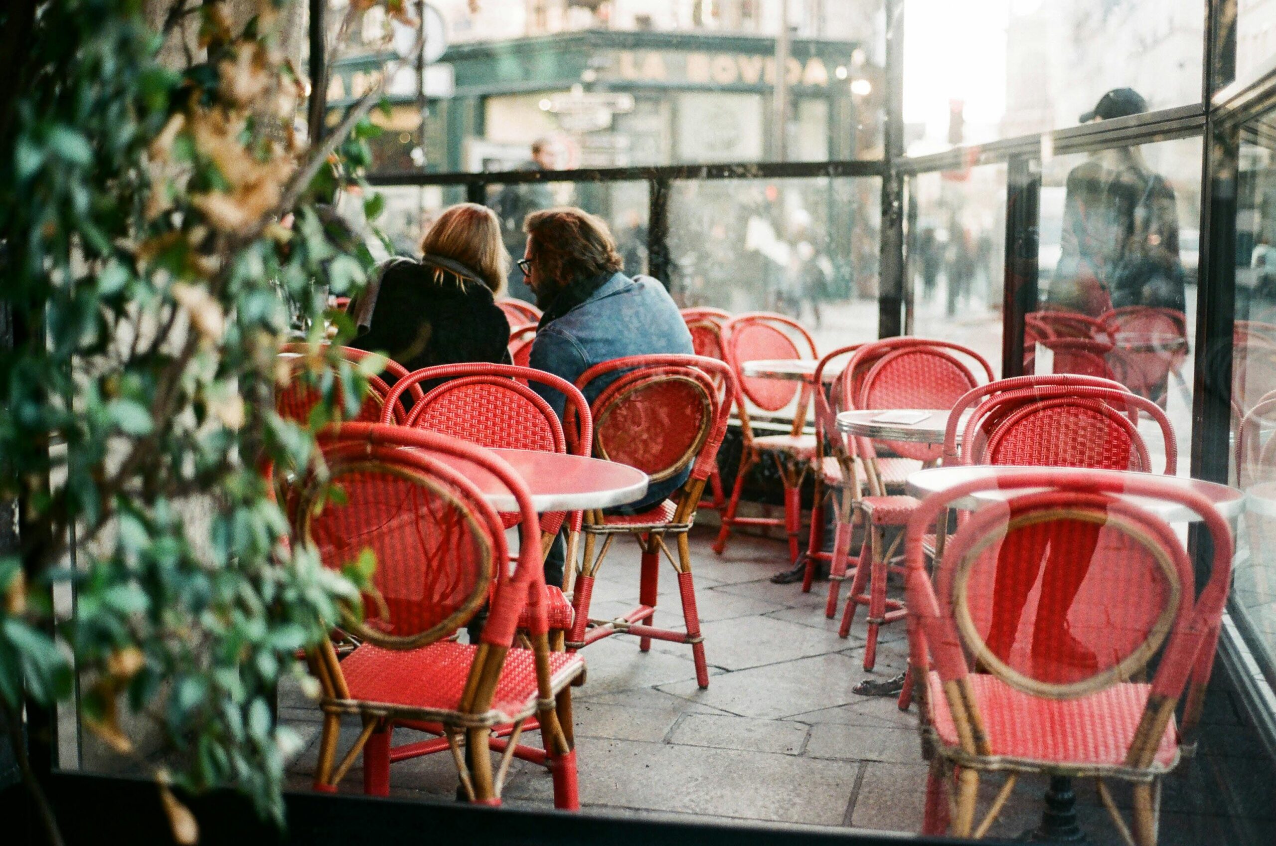 Pessoas em café de Paris