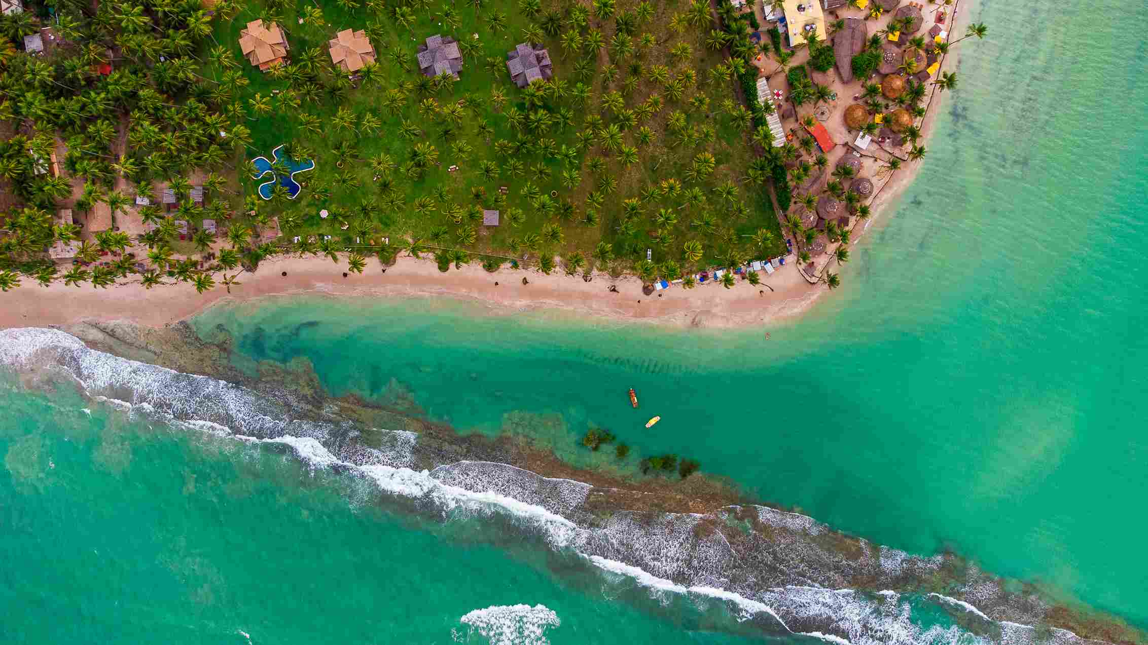 Visão aérea de mesas na Praia do Carneiro