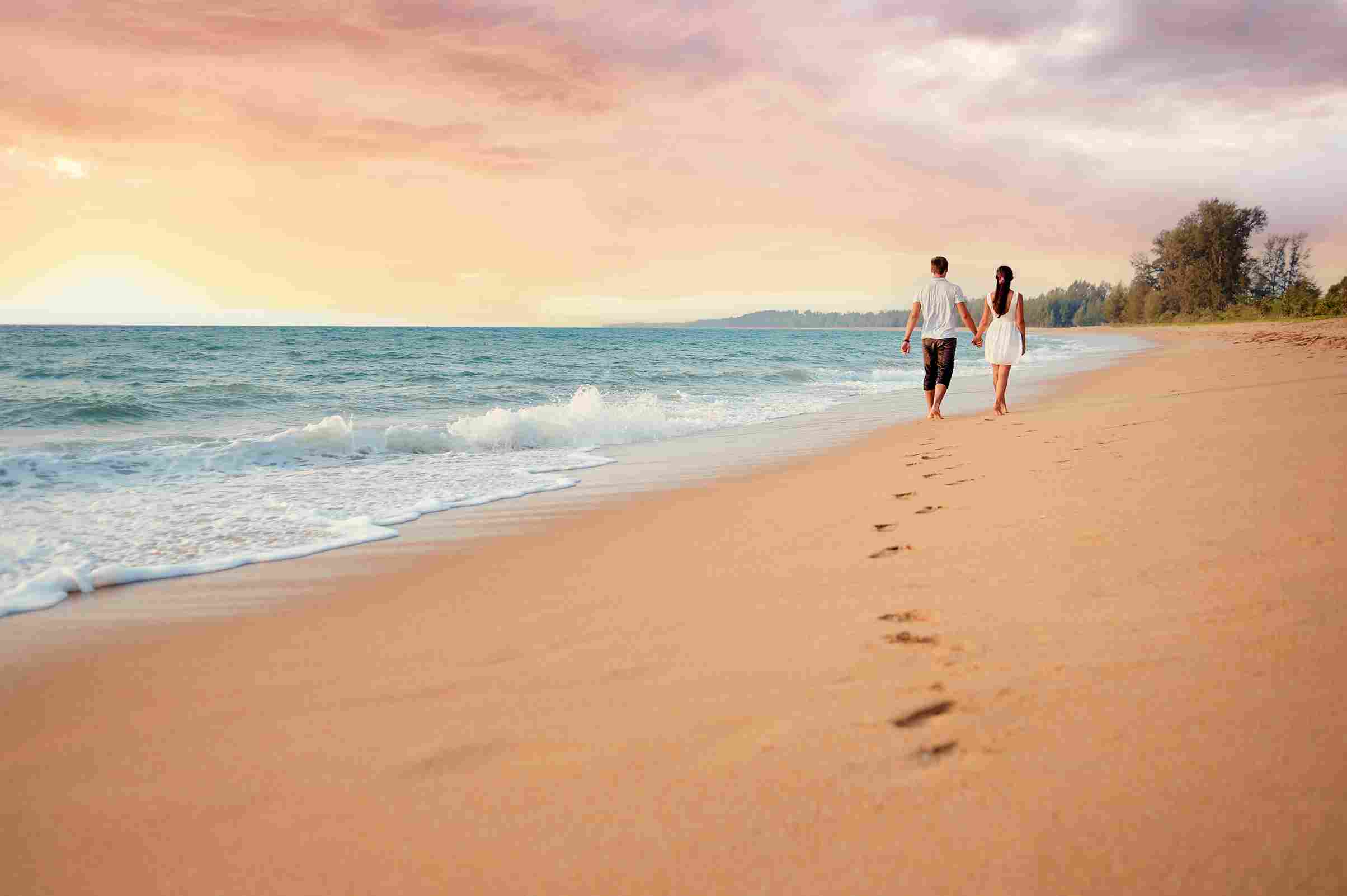 casal em lua de mel na praia
