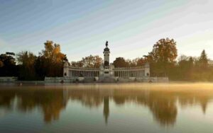 Lago no parque do retiro em Madrid