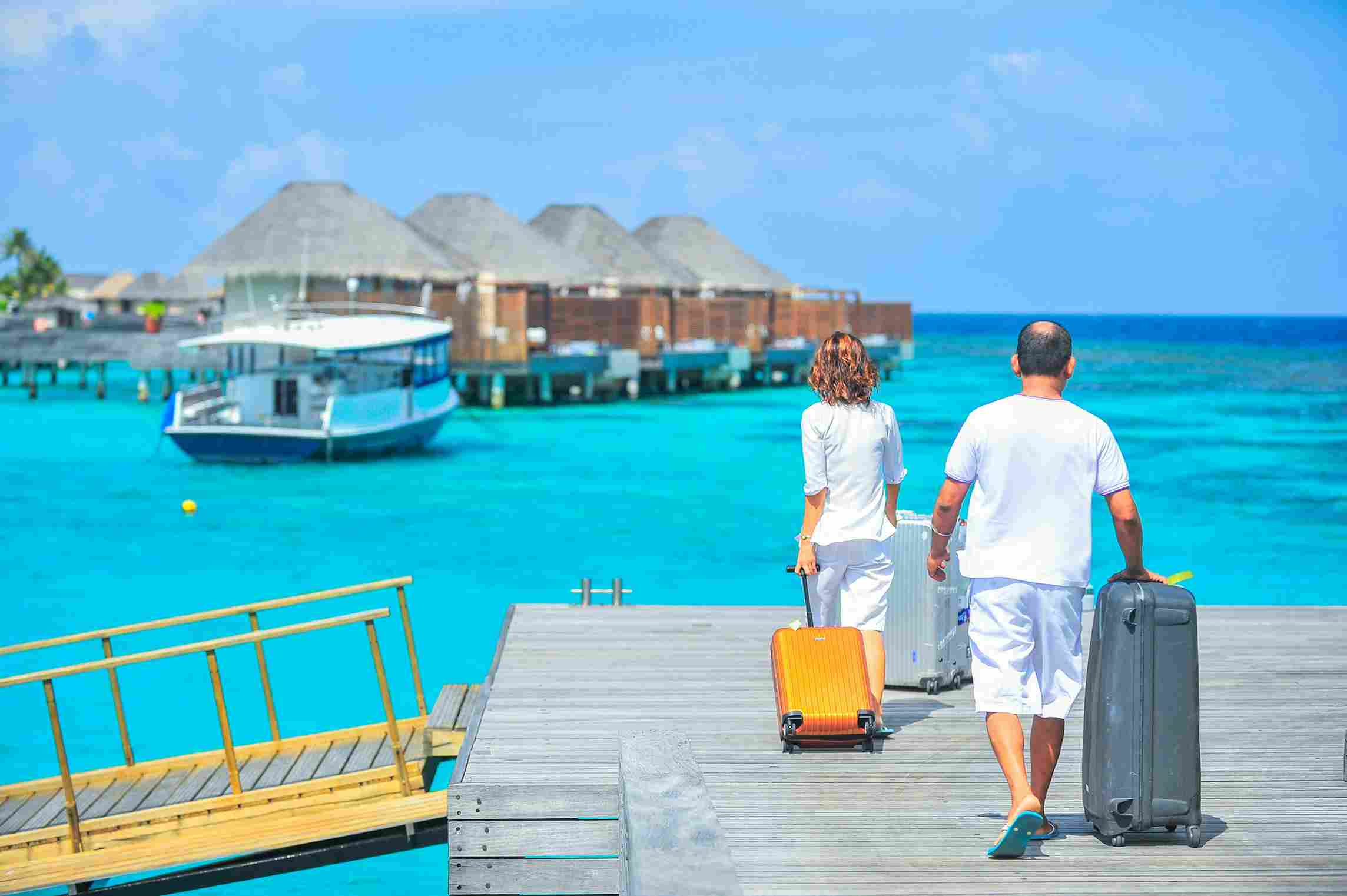 pessoas chegando em resort tropical