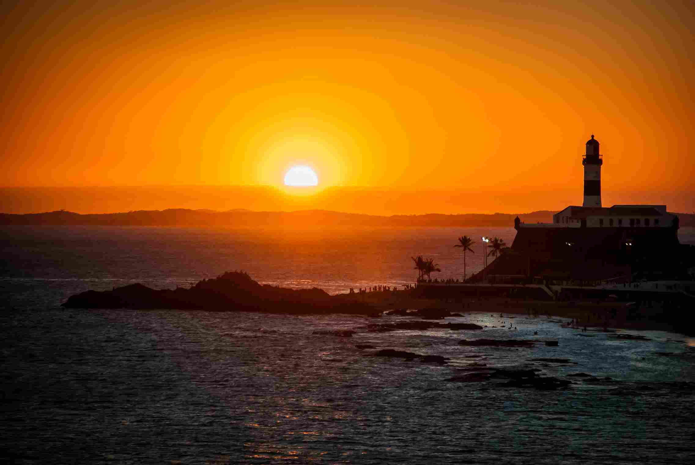 Farol da barra no por do sol