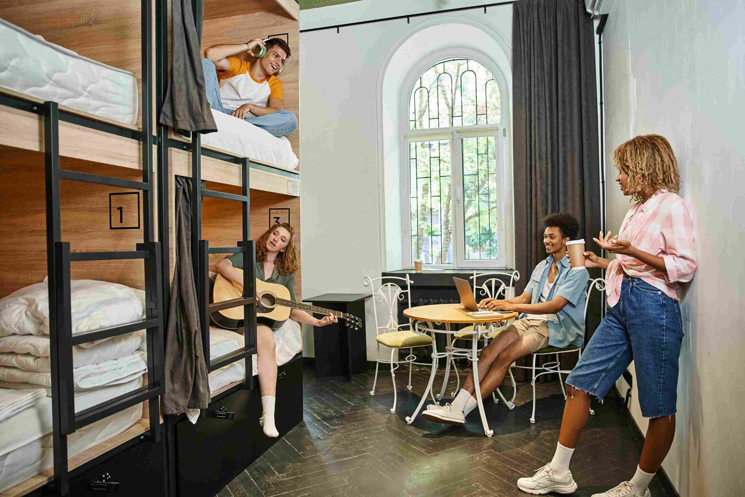 pessoas em um quarto de hostel