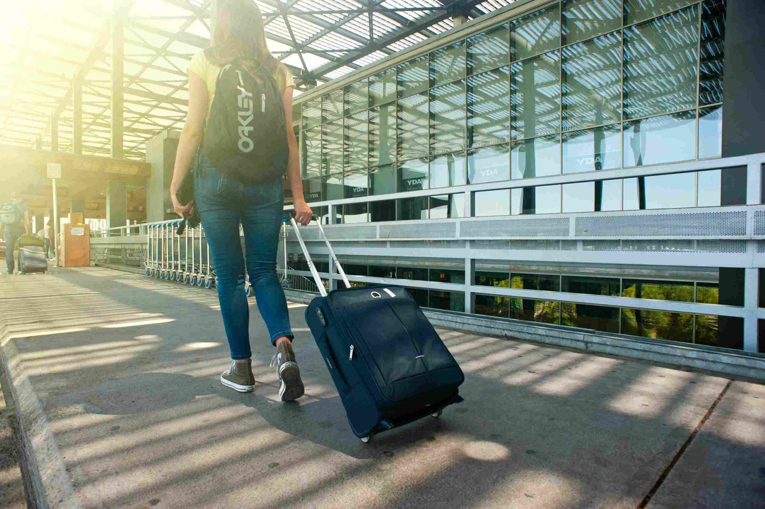 pessoa com mala indo viajar