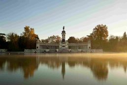 Lago no parque do retiro em Madrid