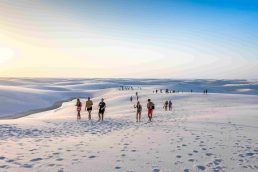 Pessoas nas dunas dos lençóis maranhenses