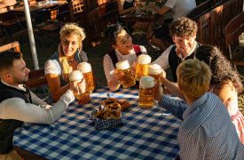 pessoas brindando na Oktoberfest